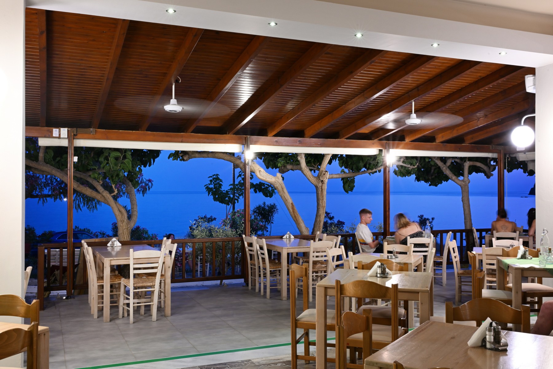 header restaurant